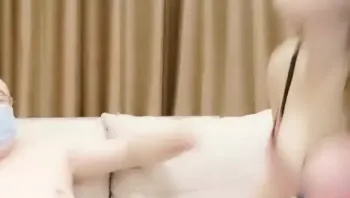 【激情约啪】很有韵味长腿美少妇首次约炮眼镜男大秀，解开裤子舔屌展示口活，坐上来插入抱着屁股猛操，掰穴自摸舔逼【精华版】-高清原版无水印