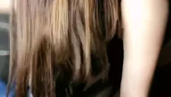 【真实勾引绿帽系列】户外一姐勾搭路人司机边做爱边打电话给老公戴绿帽强忍住不发出呻吟非常刺激，淫靡的娇喘藏不住猫腻