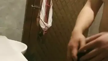 花和尚 KTV卫生间 约操熟妇 口交 抱起骚货放到洗手池上狂操 浪叫连连 多亏隔音好