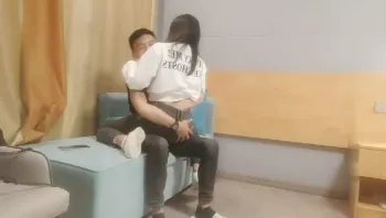 约清纯老同学打炮，小姐姐很饥渴，含着鸡巴不松口，啪啪狂干沙发后入视角完美【精华版】-高清原版无水印