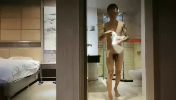 双飞大战，牛仔长裙美女浴室一起洗澡，三人互舔操完一个再换下一个【精华版】-高清原版无水