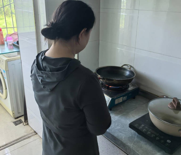 海角社区.让姐姐给我吃好几天没洗的鸡吧把姐姐给恶心后操了她